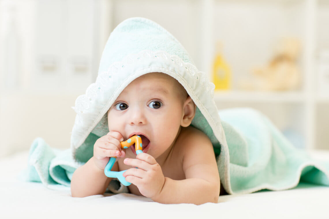 Etapy rozwoju niemowlaka – jak kształtuje się życie dziecka w pierwszym roku?