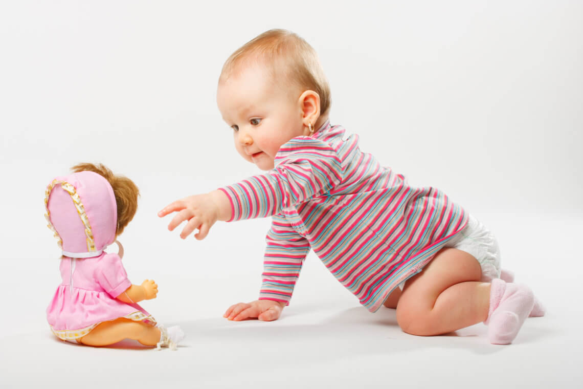 Lalka dla niemowlaka – czy warto sprawić ją tak małemu dziecku?