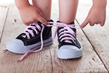 Jak nauczyć dziecko wiązać buty w łatwy i przyjemny sposób?