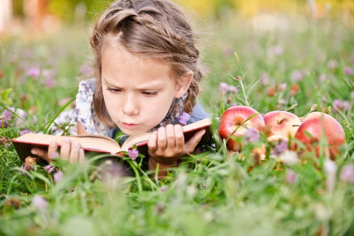 Jak zachęcić dziecko do czytania, czyli o zaletach czytania książek