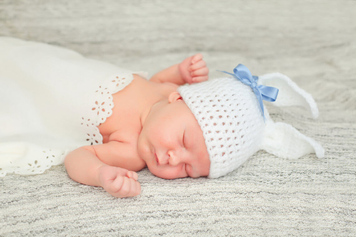 Jak układać noworodka do snu? O prawidłowej pozycji dziecka podczas snu