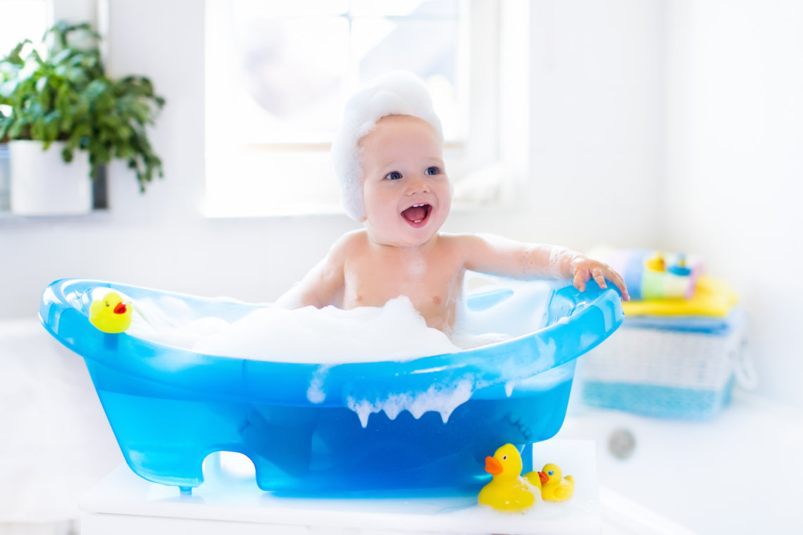 Pierwsza kąpiel noworodka – jak powinna przebiegać i jak się do niej przygotować?